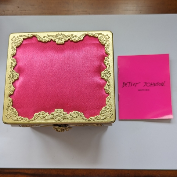 Rare Betsey Johnson timepiece - Picture 2 of 3
